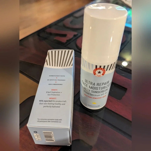 NIB First Aid Beauty Ultra Repair Face Moisturizer with Sunscreen 1.7 floz - Picture 2 of 3